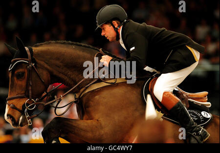 Nick Sheldon della Gran Bretagna sulla trasmissione durante la Phillip Billington Memorial Cup al Horse of the Year Show 2009 al NEC di Birmingham. Foto Stock