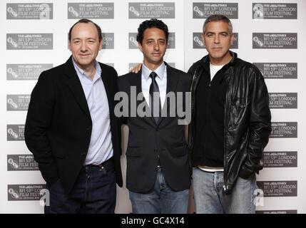 Stelle del film "Men Who stare a Goats" (da sinistra a destra) Kevin Spacey, regista Grant Heslov e George Clooney durante una fotocellula al Vue West End a Leicester Square, nel centro di Londra. Foto Stock