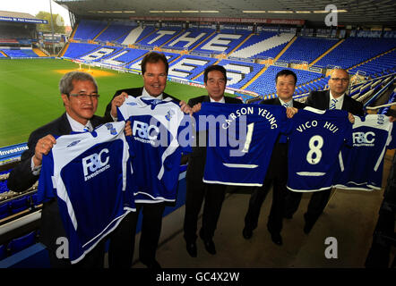 Carson Yeung il nuovo proprietario e presidente del Birmingham City Football Club (centro) con i membri del consiglio (da sinistra a destra) Sammy Yu Vice Presidente, Mike Wiseman CEO, Carson Yeung, Vico Hui Presidente, e Peter Pannu Vice Presidente durante una conferenza stampa al St Andrews' Stadium di Birmingham. Foto Stock