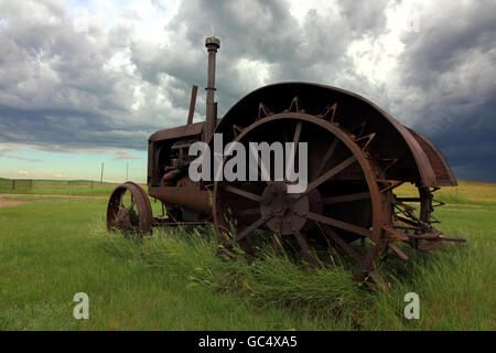 Un antico McCormick-Deering 15-30 trattore su una fattoria in Alberta, Canada. Foto Stock