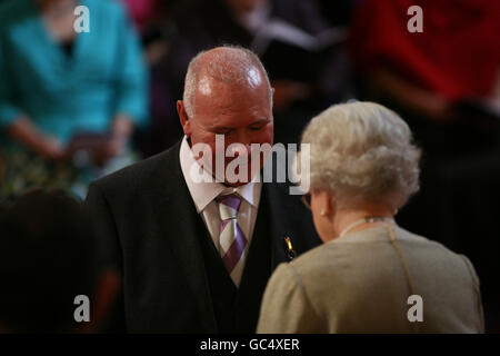 Il sig. Leonard Tyler di Chelmsford è reso un OBE dalla regina a Buckingham Palace. Foto Stock