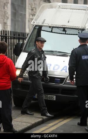 Mikey Graham di Boyzone lasciando la chiesa parrocchiale di St Laurence o'Toole dopo aver parlato con il sacerdote degli accordi per il funerale di Stephen Gately alla chiesa di Dublino il sabato. Foto Stock
