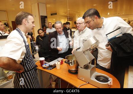 I clienti di John Lewis si affollano per assaggiare il cibo dello chef Marcus Wareing, stellato Michelin, mentre lancia il rivoluzionario cuoco di cucina Kenwood a John Lewis, Oxford Street, nel centro di Londra. Foto Stock