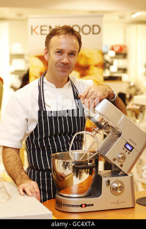 Lo Chef Marcus Wareing, stellato Michelin, lancia il rivoluzionario Kenwood Cooking Chef a John Lewis, Oxford Street, nel centro di Londra. Foto Stock