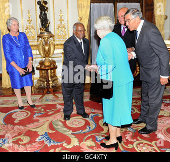 La Regina Elisabetta II della Gran Bretagna viene presentata all'on. Justice K. G. Balakrishnan (India) (centro) dal Signore Chief Justice Lord Phillips di Worth Matraws (a destra) durante un ricevimento per i vertici d'oltremare a Buckingham Palace, Londra. Foto Stock