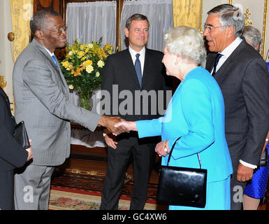 La Regina Elisabetta II della Gran Bretagna è stata introdotta al Chief Justice Pius Langa (Sudafrica) dal Lord Chief Justice Lord Phillips of Worth Matravers (a destra) durante un ricevimento per i Chief Justices di Overseas a Buckingham Palace, Londra. Foto Stock