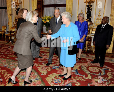 La Regina Elisabetta II della Gran Bretagna è stata introdotta al Rt Hon. Beverley McLachlin (Canada) (a sinistra) dal Lord Chief Justice Lord Phillips of Worth Matravers (centro) durante un ricevimento per i principali giudici d'oltremare a Buckingham Palace, Londra. Foto Stock