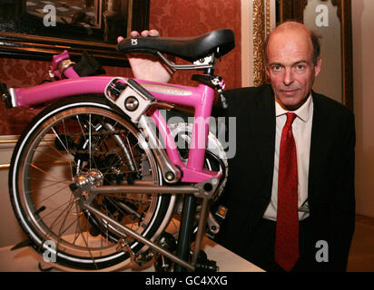 Andrew Ritchie, il vincitore del premio Prince Philip Designers' Prize, con la sua creazione di una bici rosa Brompton alla reception di Buckingham Palace, Londra. Foto Stock