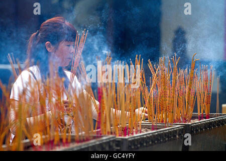 Brucia Incenso a Wong Tai Sin Temple Foto Stock