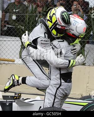 Jenson Button della Brawn GP (a sinistra) si congratula con il compagno di squadra Rubens Barrichello (a destra) dopo aver vinto il Campionato del mondo al Gran Premio del Brasile a Interlagos, San Paolo. Foto Stock