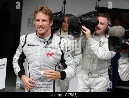 Motor Racing - Campionato del mondo di Formula uno - Gran Premio del Brasile - Race Day - Interlagos. Jenson Button di Brawn GP (a sinistra) festeggia dopo aver vinto il Campionato del mondo al Gran Premio di Brasile a Interlagos, San Paolo. Foto Stock