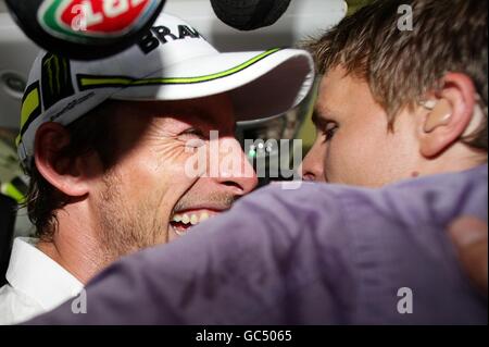 Jenson Button di Brawn GP (a sinistra) è intervistato da Jake Humphreys (a destra) dopo aver vinto il Campionato del mondo al Gran Premio di Brasile a Interlagos, San Paolo. Foto Stock