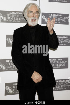 Il regista Michael Haneke partecipa a una fotocellula per promuovere il "nastro bianco", durante il London Film Festival al Mayfair Hotel nel centro di Londra. Foto Stock