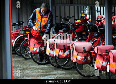 Il personale addetto alla consegna della Royal Mail riporta le moto all'Ufficio postale Royal di York quando finiscono i turni finali prima dello sciopero che inizia domani. Foto Stock