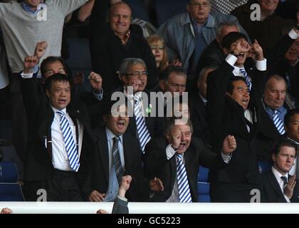 Il presidente della città di Birmingham Vico Hui (a sinistra), il vicepresidente Peter Pannu (seconda a sinistra), il vicepresidente Sammy Yu (al centro) e il proprietario Carson Yeung (a destra) festeggiano al fischio finale negli stand dello stadio di St Andrews Foto Stock