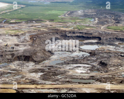 Vista aerea di una miniera a cielo aperto vicino a Fort McMurray, Alberta, Canada, che viene utilizzata per estrarre il petrolio dai campi di sabbie bituminose di Athabasca. Foto Stock