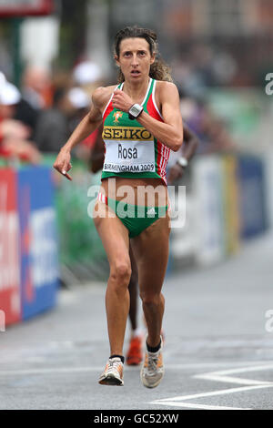 L'Analia Rosa del Portogallo finendo la Mezza Maratona di Birmingham dell'energia del FES delle donne a Birmingham. Foto Stock