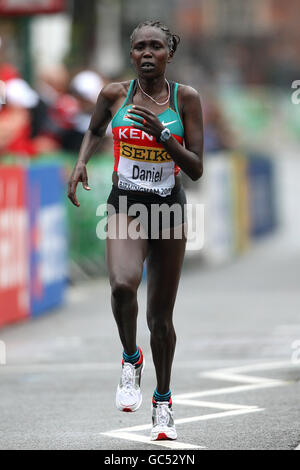 Flomena Cheyech Daniel in Kenya finendo la Mezza Maratona di Birmingham sulla Femminile EDF Energy a Birmingham. Foto Stock