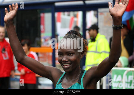 Atletica - EDF Energy Birmingham Mezza Maratona. Mary Jepkosgei Keitany dal Kenya celebra la vittoria della Mezza Maratona femminile di Birmingham dedicata all'energia EDF. Foto Stock