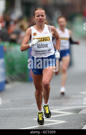 L'Inga Abitova della Russia finendo la Mezza Maratona di Birmingham dell'energia del FES delle donne a Birmingham. Foto Stock