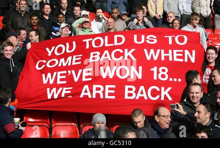 Calcio - Barclays Premier League - Liverpool v Manchester United - Anfield. I fan svelano un banner negli stand di Anfield Foto Stock