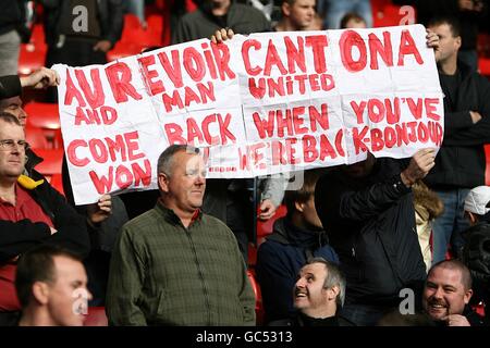 Calcio - Barclays Premier League - Liverpool v Manchester United - Anfield. I fan svelano un banner negli stand di Anfield Foto Stock