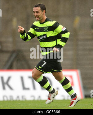 Celtics Scott McDonald celebra il secondo gol durante la partita della Clydesdale Bank Scottish Premier League a New Douglas Park, Hamilton. Foto Stock