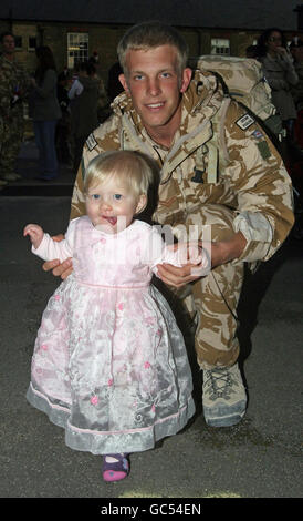 Matt Hale-Smith, 22 anni, dal Sussex of A Company, il secondo Battaglione Regiment reale dei Fusiliers, vede sua figlia Skye, 10 mesi, camminare per la prima volta quando ritorna alle sue caserme a Londra Ovest dopo un tour di sei mesi in servizio nella provincia di Helmand in Afghanistan. Foto Stock