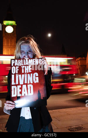 A Westminster è raffigurato un attivista vestito da politico non morto che protestava sul "Parlamento zombie" britannico. Foto Stock