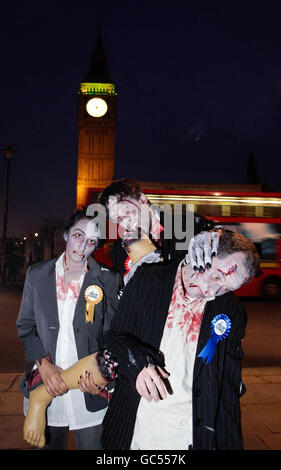 Gli attivisti vestiti da politici non morti sono raffigurati a Westminster per protestare sul "Parlamento zombie" britannico. Foto Stock