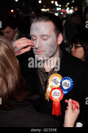 Il make-up viene applicato a uno degli attivisti di Westminster che protestano per il "Parlamento zombie" britannico. Foto Stock