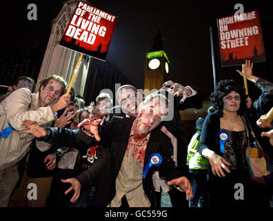 Attivisti vestiti da politici non morti a Westminster protestano per il "Parlamento zombie" britannico. Foto Stock