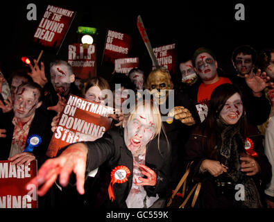 Attivisti vestiti da politici non morti a Westminster protestano per il "Parlamento zombie" britannico. Foto Stock