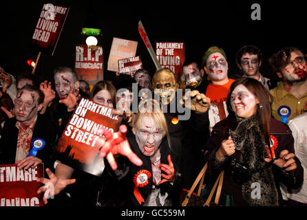 Attivisti vestiti da politici non morti a Westminster protestano per il "Parlamento zombie" britannico. Foto Stock