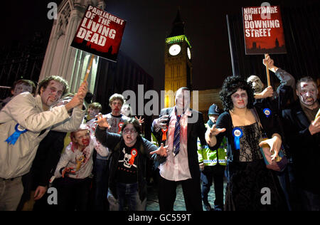 Attivisti vestiti da politici non morti a Westminster protestano per il "Parlamento zombie" britannico. Foto Stock