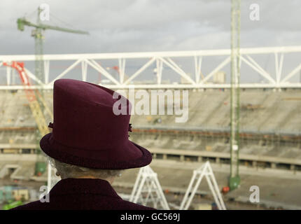 Queen visite sito olimpico nella zona est di Londra Foto Stock