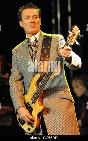 Martin Kemp dello Spandau Ballet suona alla Cattedrale di St Paul a Londra prima che le nuove luci di Natale siano accese. Foto Stock