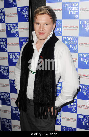 Henry Conway arriva per il Terrence Higgins Trust Supper Club a Floridita in Wardour Street, nel centro di Londra. Foto Stock