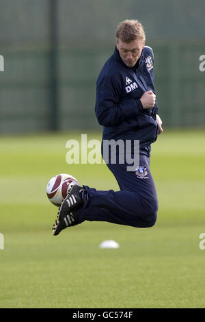 Calcio - UEFA Europa League - i Gruppo - Everton v SL Benfica - Everton Training - Finch Farm Training Complex. David Moyes, direttore di Everton, durante una sessione di formazione presso il Finch Farm Training Ground di Liverpool. Foto Stock