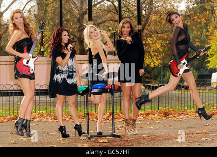 Il sabato (da sinistra a destra) una Healy, Vanessa White, Mollie King, Rochelle Wiseman e Frankie Sandford, durante una fotocellula per promuovere il gioco, Band Hero, di fronte al chiosco Hyde Park nel centro di Londra. PREMERE ASSOCIAZIONE foto. Data immagine: Venerdì 6 novembre 2009. Il credito fotografico dovrebbe essere: Filo Zak Hussein/PA Foto Stock