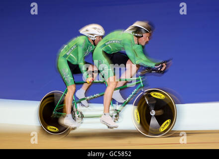 Andrew Fitzgerald e Paul Giblin in Irlanda in azione nel Time Trial Men's B & VI 1000m durante i campionati mondiali di ciclismo paraciclico UCI al Manchester Velodrome. Foto Stock