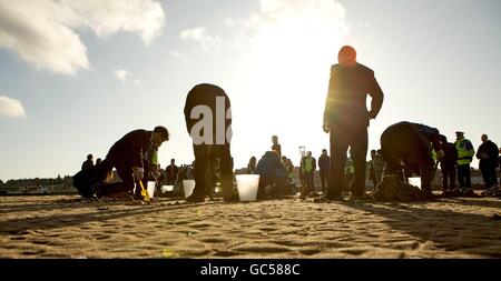 La scena di West Sands, St Andrews, come manifestanti sul cambiamento climatico vestiti da ministri delle finanze del G20, ha organizzato una protesta sulla spiaggia di West Sands a St Andrews, mentre oltre venti ministri delle finanze di tutto il mondo si riunivano al Fairmont Hotel, St Andrews per la riunione dei ministri delle finanze del G20 e dei governatori delle banche centrali. Foto Stock