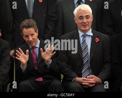 Il Cancelliere dello scacchiere Alistair Darling (a destra) e il Segretario del Tesoro americano Timothy Geithner (a sinistra) fanno una posa per i fotografi al Fairmont Hotel, St Andrews, in occasione della riunione dei ministri delle Finanze del G20 e dei Governatori della Banca centrale. Foto Stock