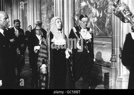 Il tenente generale Sir David House (r), il Signore Usher della Black Rod, accompagnando il Presidente della Camera dei Comuni, George Thomas, alla Camera della Camera dei Lord come parlamentari seguiti dai Comuni per ascoltare il discorso della Regina all'apertura di Stato del Parlamento. Foto Stock