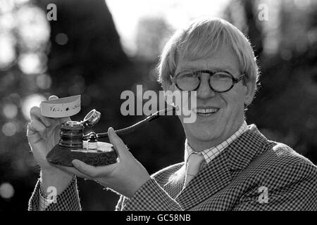 Televisione - Tubo fumatore dell'anno 1990 - Savoy Hotel, Londra Foto Stock