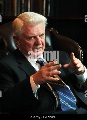 Diacono Jack Sullivan, 70 anni, della diocesi americana di Boston, Massachusetts, durante un'intervista televisiva al East India Club nel centro di Londra di St James. Foto Stock