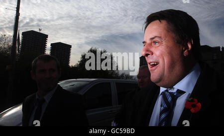 Il leader del BNP Nick Griffin sulla pista di campagna per la by-elezione di Glasgow North East, su Duke Street a Glasgow. Foto Stock