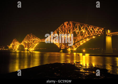 IL FORTH BRIDGE VISTO IN UNA NUOVA LUCE, QUANDO IL PRINCIPE EDOARDO HA ACCESO I PROIETTORI, CHE ILLUMINERANNO IL PONTE PER I PROSSIMI DIECI ANNI. Foto Stock