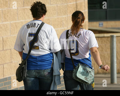 Due fans di lettura donne camminano fuori della Ricoh Arena a Coventry. Foto Stock