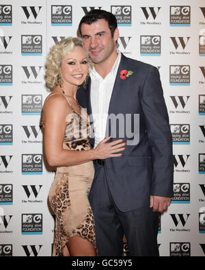 Joe Calzaghe e Kristina Rihanoff in arrivo per la MTV soggiorno Alive Foundation lancio di Travis McCoy's imbattibile Track e nuovo singolo di beneficenza uno alla volta, al Westbury Hotel nel centro di Londra. Foto Stock